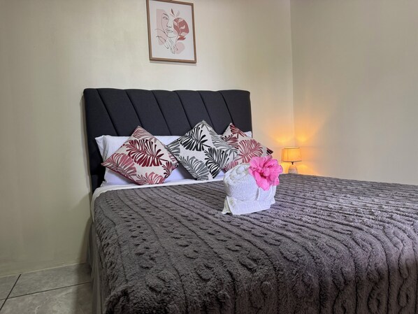 2 عدّة غرف نوم وواي فاي مجانًا وملاءات أسرّة