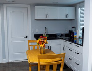 Microwave, oven, stovetop - Charming 3-bedroom apartment with WiFi, AC in lovely Leominster (Leominster)