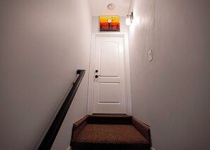 Interior - Charming 3-bedroom apartment with WiFi, AC in lovely Leominster (Leominster)