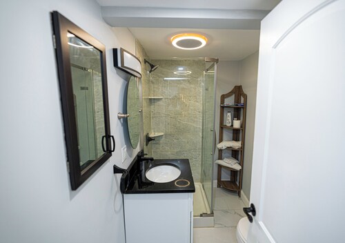 Charming 3-bedroom apartment with WiFi, AC in lovely Leominster