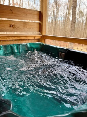 Outdoor spa tub - Coyote Den (Fort Payne)