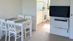 Unclassified image, 2 of 25, button - Bright & Spacious 2BR, Sleep 4, Free Parking, Easy Access to CBD (Auckland)