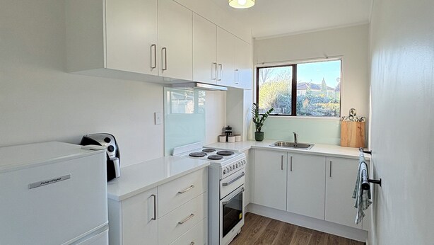 Unclassified image, 1 of 25, button - Bright & Spacious 2BR, Sleep 4, Free Parking, Easy Access to CBD (Auckland)