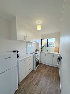 Private kitchen - Bright & Spacious 2BR, Sleep 4, Free Parking, Easy Access to CBD (Auckland)