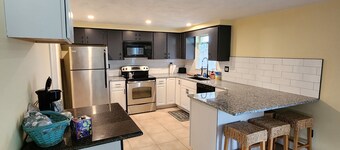 Fully furnished 2-bed/ 1Bath house near hospitals and beaches/newly updated