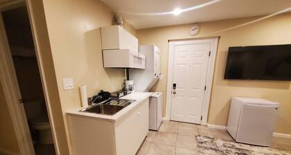 Modern 1BR Studio in Safe Alexandria Neighborhood , Near Metro & Dining.