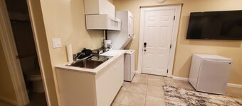 Modern 1BR Studio in Safe Alexandria Neighborhood , Near Metro & Dining.
