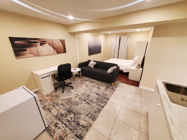 1 bedroom, iron/ironing board, WiFi - Modern 1BR Studio in Safe Alexandria Neighborhood , Near Metro & Dining. (Alexandria)