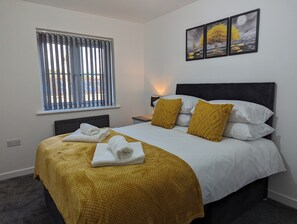 4 bedrooms, iron/ironing board, WiFi, bed sheets