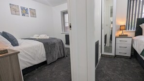 4 bedrooms, iron/ironing board, WiFi, bed sheets