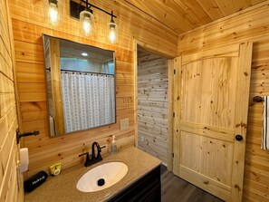 シャワー、タオル、石鹸、トイレットペーパー