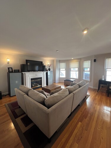 Large Single Family Executive Retreat for Work & Vacation-Near Convention Center