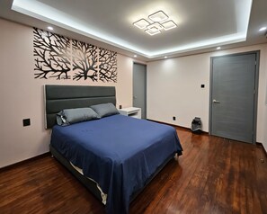 2 chambres, coffres-forts dans les chambres, bureau