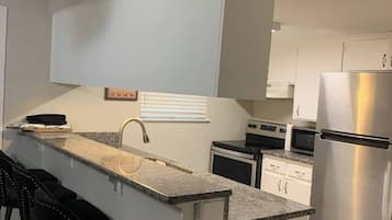 Microondas, horno, placa de cocina y lavavajillas