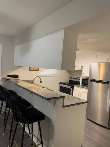 Cozy modern retreat 4-bedroom house in charming Killeen with WiFi, AC