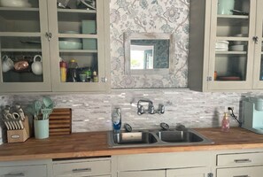 Køleskab, mikrobølgeovn, ovn, kogeplade