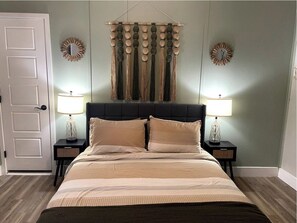 3 bedrooms, travel crib, free WiFi, bed sheets - Peach Place (McGill)