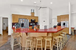 Fridge, microwave, oven, stovetop - 4-BR Desert Oasis near Death Valley & Vegas (Pahrump)