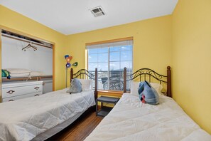 5 Schlafzimmer, Schreibtisch, Bügeleisen/Bügelbrett, Reisekinderbett