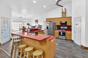 Fridge, microwave, oven, stovetop - 4-BR Desert Oasis near Death Valley & Vegas (Pahrump)