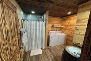 Dusj, håndklær, såpe og toalettpapir