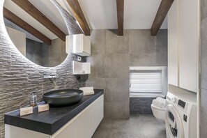 Shower, hair dryer, bidet, towels