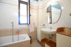 Douche, sèche-cheveux, bidet, serviettes fournies