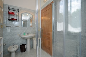 Shower, bidet, towels