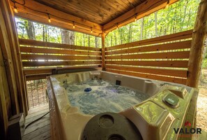 Outdoor spa tub - Squirrel's Nest (Fort Payne)