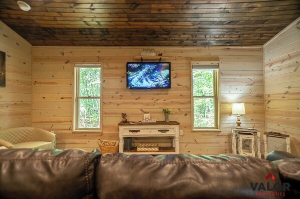 Living area - Squirrel's Nest (Fort Payne)