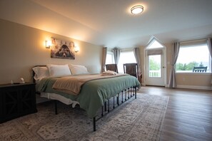 3 bedrooms, desk, travel cot, free WiFi