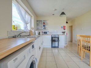 Refrigerador, microondas, horno y utensilios de cocina