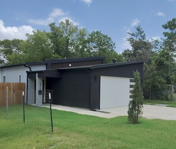 Exterior - Charming -Cozy private studio Bedroom! (Dallas)