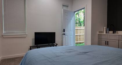 Charming -Cozy private studio Bedroom!