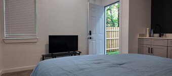 Charming -Cozy private studio Bedroom!