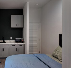 1 bedroom, iron/ironing board, WiFi - Charming -Cozy private studio Bedroom! (Dallas)