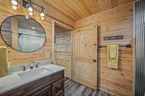 تجهيزات دش، مناشف، صابون، ورق حمّام