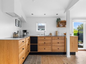 Fridge, microwave, dishwasher, cookware/dishes/utensils