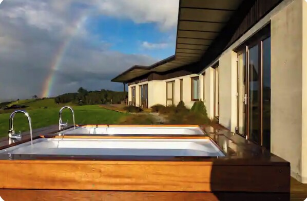 Outdoor spa tub