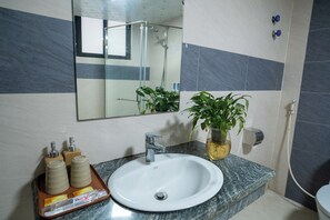 Deluxe-Dreibettzimmer | Badezimmer | Kostenlose Toilettenartikel, Haartrockner, Handtücher, Shampoo