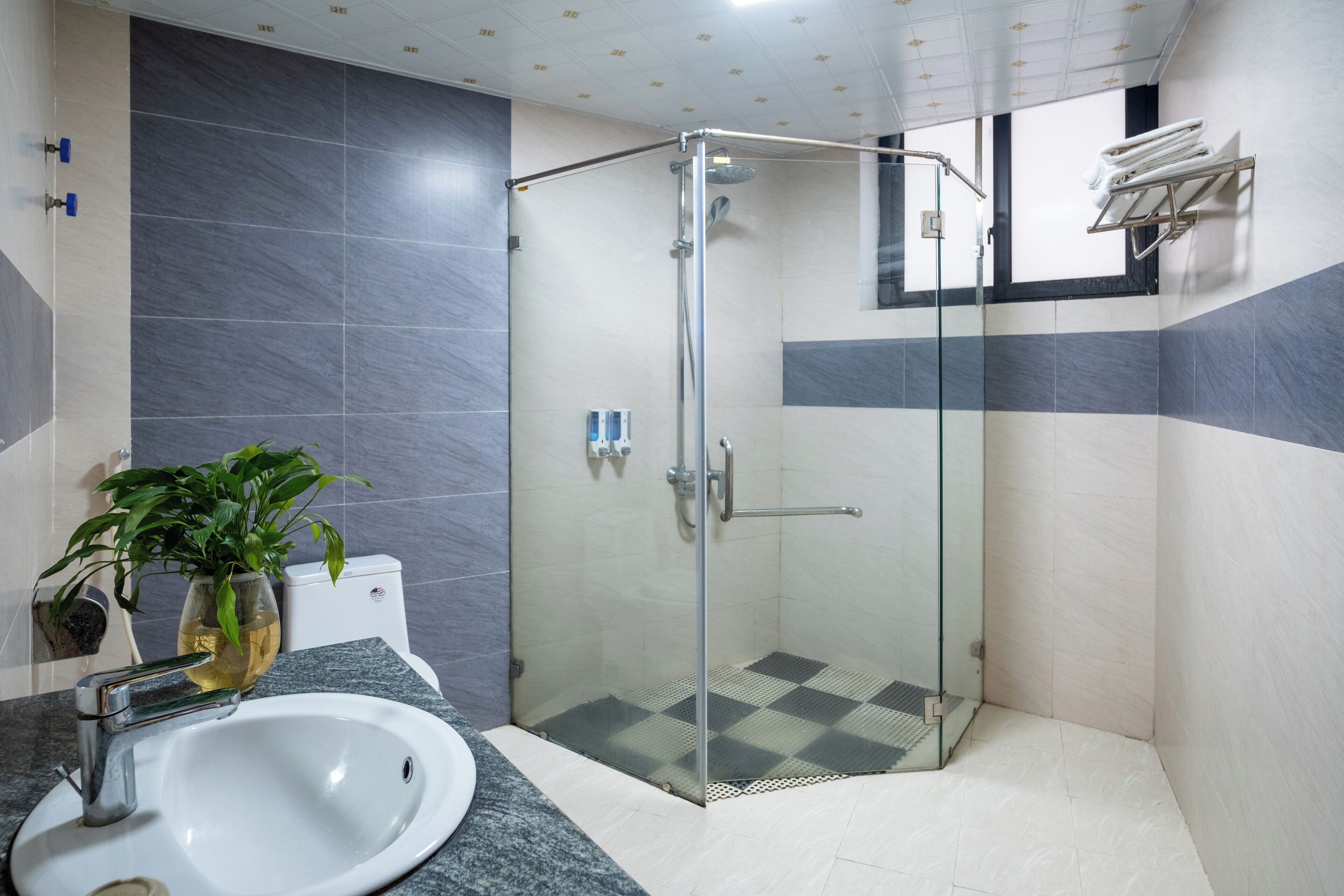 Deluxe Triple Room | Bathroom | Free toiletries, hair dryer, towels, shampoo