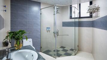 Deluxe Triple Room | Bathroom | Free toiletries, hair dryer, towels, shampoo