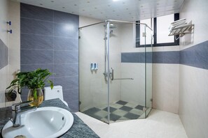 Deluxe Triple Room | Bathroom | Free toiletries, hair dryer, towels, shampoo - Flamant Boutique Hotel (Sa Pa)