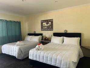 Deluxe Room | Meja, ruang kerja komputer riba, Wi-fi percuma