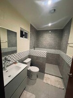 Ducha, artículos de tocador gratuitos, jabón, shampoo