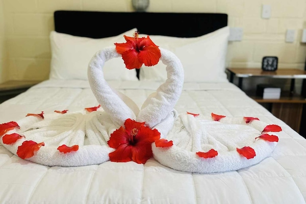 Schreibtisch, laptopgeeigneter Arbeitsplatz, kostenloses WLAN