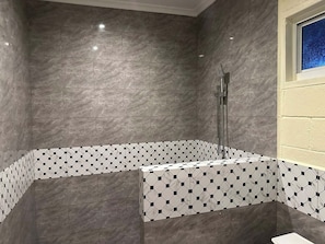 Deluxe Room | Bathroom | Shower, free toiletries, soap, shampoo
