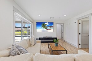 Una televisión, una chimenea