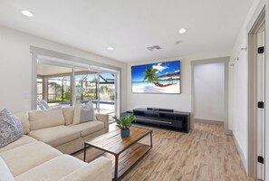 Una televisión, una chimenea