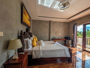 Deluxe Room, 1 Katil Raja (King), Balcony, City View | Meja, ruang kerja komputer riba, Wi-fi percuma, cadar katil